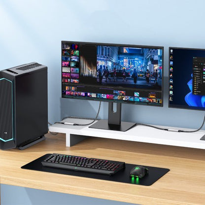 Moderne werkplek met twee schermen, toetsenbord, muis en desktopcomputer op houten bureau