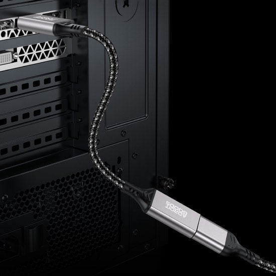 Zwarte en zilveren gevlochten kabel aangesloten op een computerpoort met AdroitGoods logo.