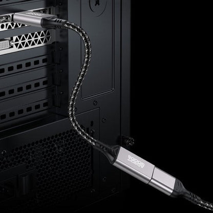 Zwarte en zilveren gevlochten kabel aangesloten op een computerpoort met AdroitGoods logo.