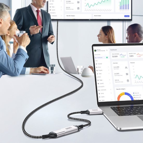 Zakelijke vergadering met presentatie en laptop verbonden via een datakabel aan het bureau