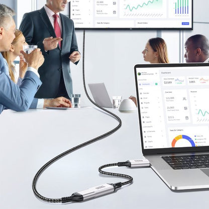 Zakelijke vergadering met presentatie en laptop verbonden via een datakabel aan het bureau