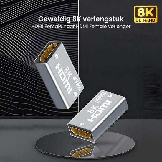 Grijze metalen 8K HDMI verlenger met goudkleurige connectoren en scherpe tekstprint