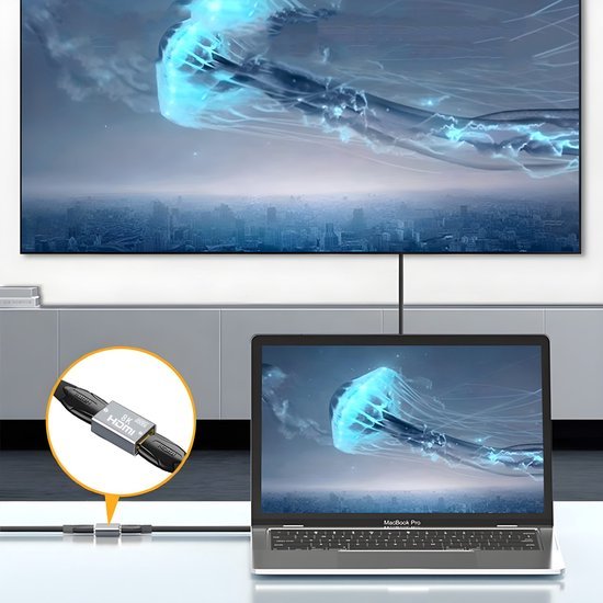 Laptop verbonden met groot scherm via een HDMI-kabel voor heldere beeldweergave