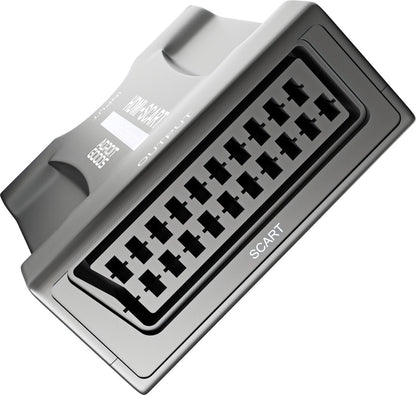 grijze SCART stekker met meerdere pinnen en merkdruk op zwarte achterzijde