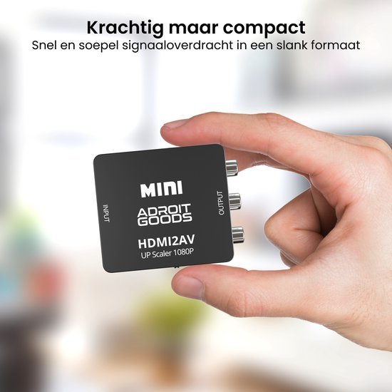 Hand houdt compacte zwarte mini HDMI naar AV converter met drie aansluitingen vast
