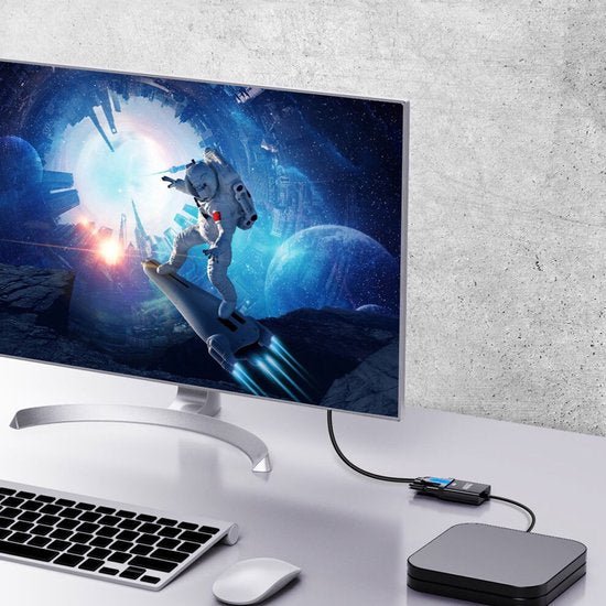 Computerscherm toont ruimtevaartscène met astronaut die uit een futuristische poort stapt.