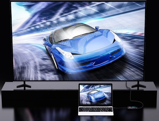 Een heldere blauwe sportwagen op een groot scherm met een laptop eronder aangesloten.