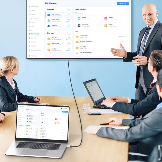 Zakelijke vergadering met presentatie over digitale bestandsbeheer op laptop en scherm in moderne kantoorruimte