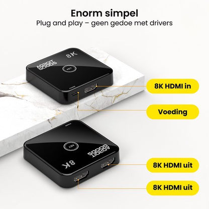 Zwarte compacte AdroitGoods 8K HDMI splitter met aparte ingang, voeding en twee uitgangen.