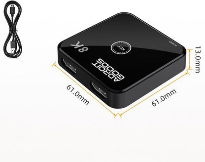 zwarte compacte elektronische adapter met twee poorten en bijpassende USB-kabel naast apparaat