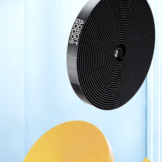 Nauwkeurig opgerolde zwarte en gele riemen met structuur en zichtbaar merk AdroitGoods zichtbaar
