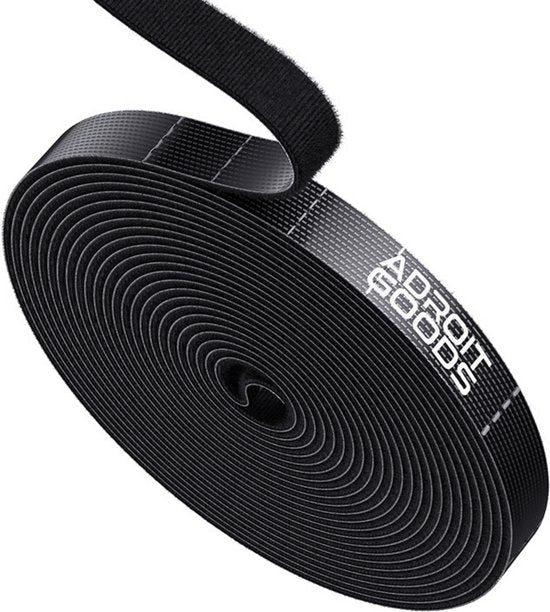 Zwarte opgerolde klittenbandband met merktekst Adroit Goods en haaklusdetail zichtbaar