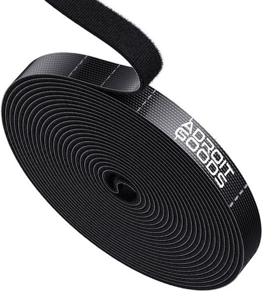 Zwarte opgerolde klittenbandband met merktekst Adroit Goods en haaklusdetail zichtbaar