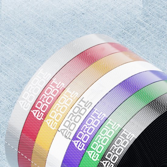 Gekleurde onderzetters met AdroitGoods logo in verschillende tinten op lichtblauwe achtergrond