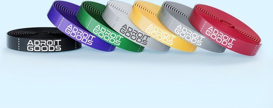 Zeven gekleurde AdroitGoods riemen gerangschikt op een blauwe achtergrond in regenboogvolgorde.