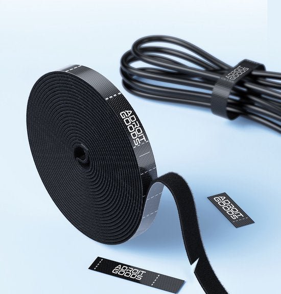 Zwart klittenband rol en kabelbinders met witte AdroitGoods tekst op lichte achtergrond