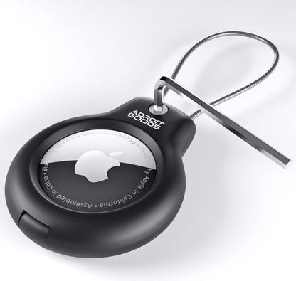 Zwart beschermhoesje met metalen kabel voor beveiliging van een ronde tracker met logo