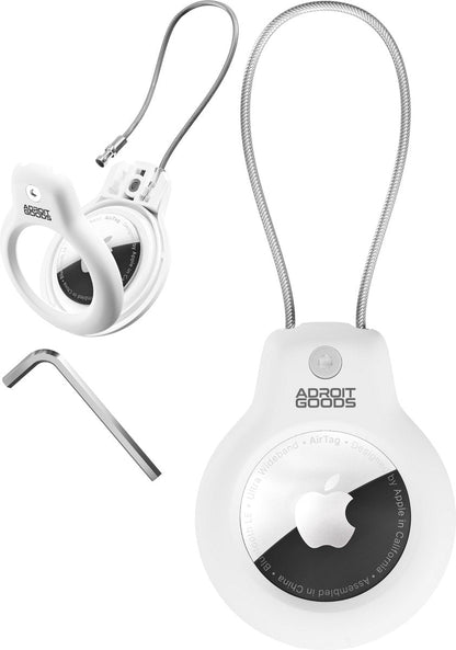 Witte AdroitGoods houder met lus voor Apple AirTag en bijpassend gereedschap in beeld