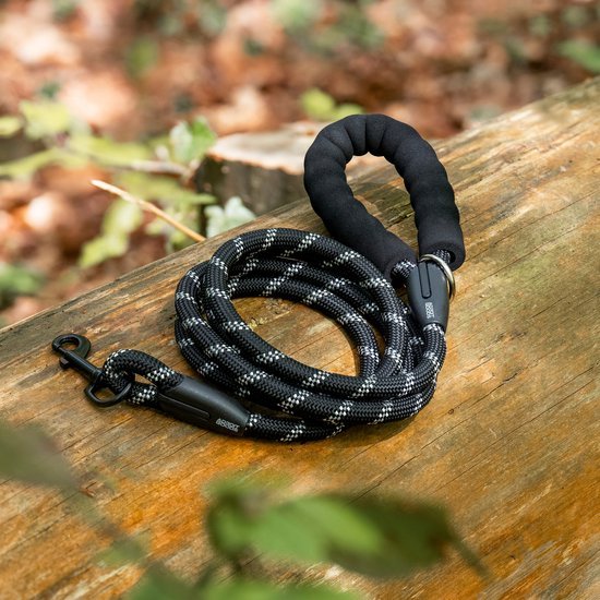 zwarte en grijze stevig uitziende hondenriem met gevoerde handgreep op hout