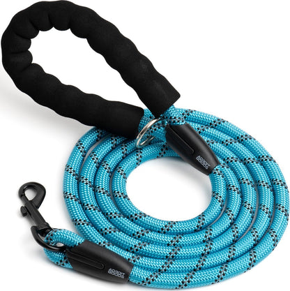 Blauwe gevlochten hondenriem met zachte zwarte handgreep en metalen haak sluiting