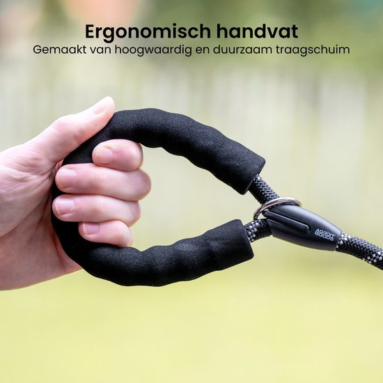 Hand die een zwart ergonomisch handvat van traagschuim vasthoudt aan een touw met groene achtergrond