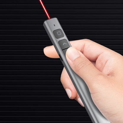 Hand die een grijze afstandsbediening vasthoudt met een rood laserlicht omhoog gericht