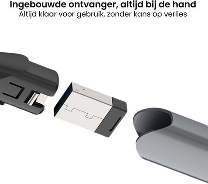 Close-up van zwarte en grijze onderdelen met een kleine draadloze ontvanger ertussen.