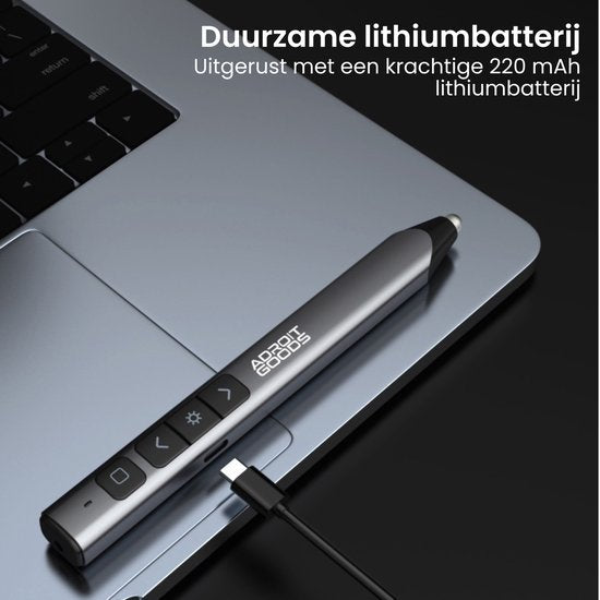 AdroitGoods stylus pen met duurzame lithiumbatterij en USB-C oplaadkabel naast laptop