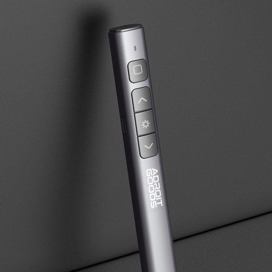 Slanke grijze laserpointer met knoppen en AdroitGoods logo op donkere achtergrond