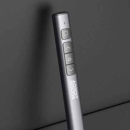 Slanke grijze laserpointer met knoppen en AdroitGoods logo op donkere achtergrond