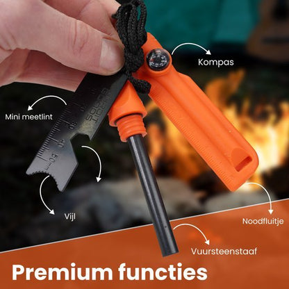 Hand houdt oranje vuursteenstaaf met kompas, mini meetlint, vijl en noodfluitje.