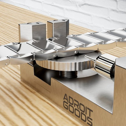 RVS horlogeband op een verstelbare metalen horlogebandmaatregelaar van AdroitGoods