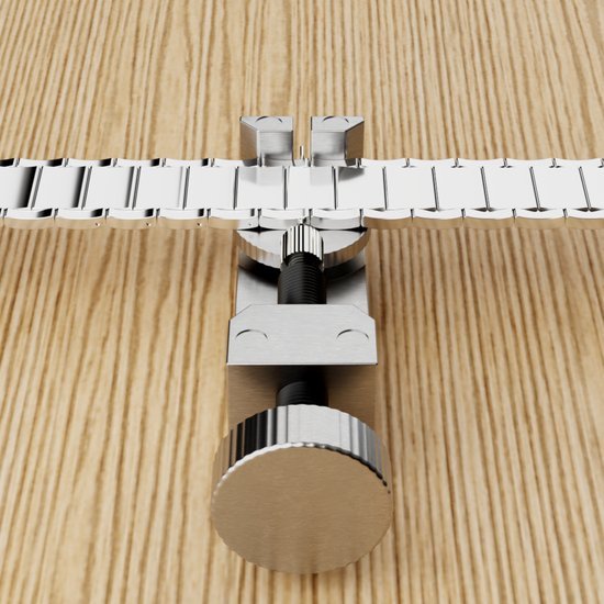 nabewerkingsgereedschap voor horlogeband van roestvrij staal op houten oppervlak