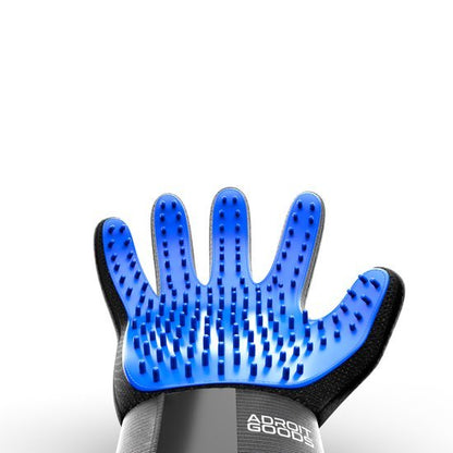 blauwe handschoen met zachte noppen voor verzorging en reiniging van huisdieren