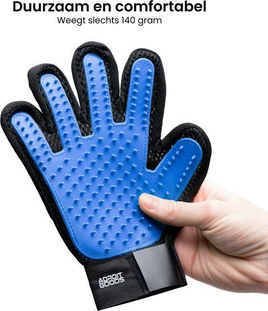 Hand die een blauwe verzorgingshandschoen met zachte noppen en klittenbandriem vasthoudt