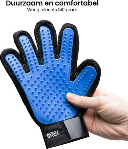 Hand die een blauwe verzorgingshandschoen met zachte noppen en klittenbandriem vasthoudt