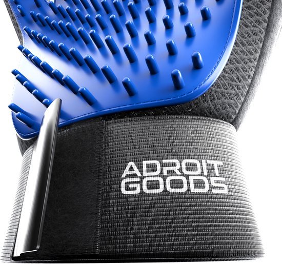 Zwarte handschoen met blauwe silicone borstelharen en wit AdroitGoods logo erop