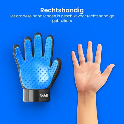 Blauwe verzorgingshandschoen voor rechtshandige gebruikers naast een open rechterhand op blauwe achtergrond