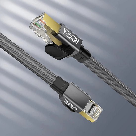 Grijs gevlochten netwerkkabel met gouden RJ45 connectors en zwarte beschermkappen