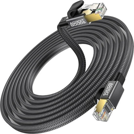 Zwart gevlochten netwerkkabel met goudkleurige connectoren en AdroitGoods logo zichtbaar
