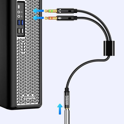 Zwart gevlochten audioverloopkabel die twee 3,5 mm stekkers verbindt met een enkele kabelinput.