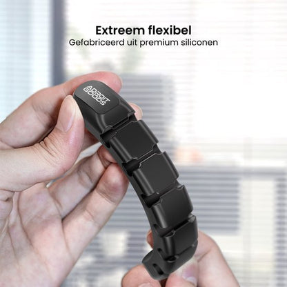 Hand houdt een flexibel zwart siliconen kabelbescherming met logo Adroit Goods in lichte omgeving