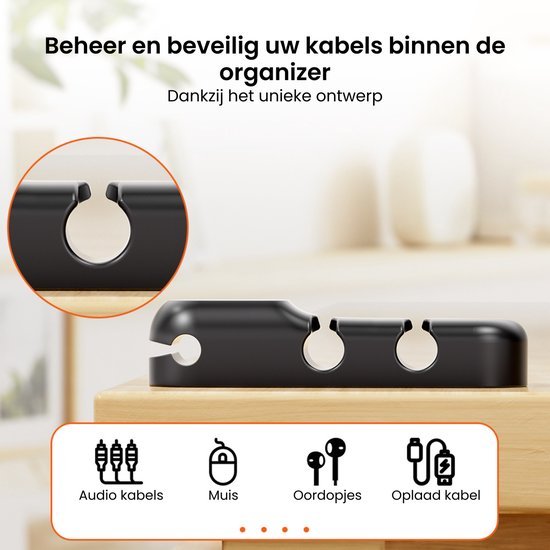 Zwarte kabelorganizer met uitsparingen voor audio, muis, oordopjes en oplaadkabels