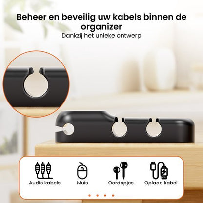 Zwarte kabelorganizer met uitsparingen voor audio, muis, oordopjes en oplaadkabels