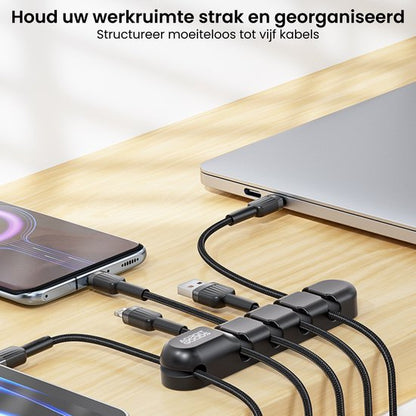 Zwart kabelbeheer met vijf kabels aangesloten op laptop en smartphone op houten bureau