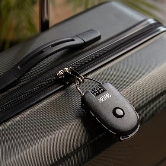 Zwarte combinatieslot bevestigd aan de ritssluiting van een stevige reiskoffer.