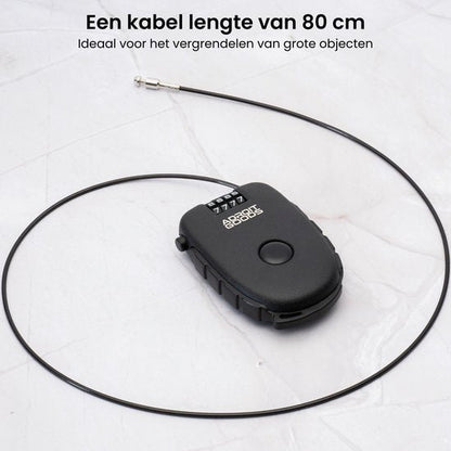 Zwart kabelslot met cijfercombinatie en een kabel van 80 cm op een lichte ondergrond