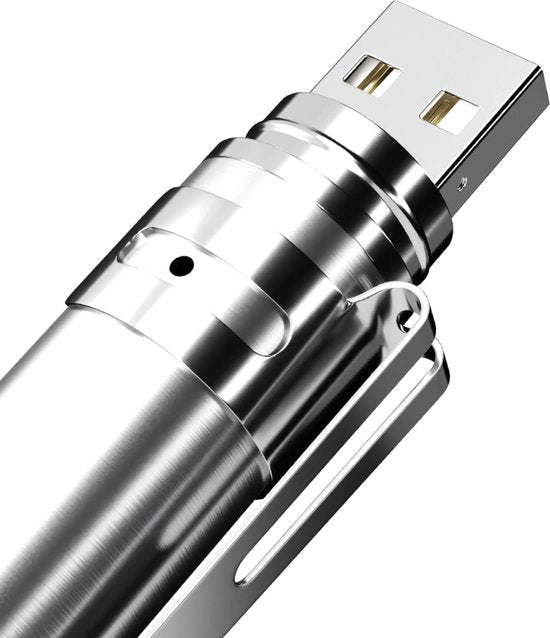 USB-stick van glanzend zilverkleurig metaal met clip aan de zijkant voor bevestiging