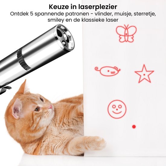 Ginger kat kijkt naar een laserpointer die verschillende rode vormen projecteert aan de muur.