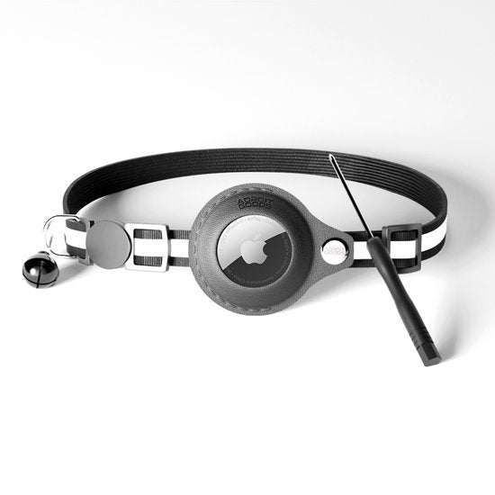 Zwarte halsband met bel, Apple AirTag houder en een kleine zwarte hulpmiddel.
